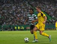 LISBON, PORTUGAL - OCTOBER 18:  Elias of SC Sporting competes for the ball with Mario Gotze of Borussia Dortmund during the UEFA Champions League match between SC Sporting and Borussia Dortmund at Estadio Jose Alvalade on October 18, 2016 in Lisbon, Lisboa. (Photo by Octavio Passos/Getty Images)